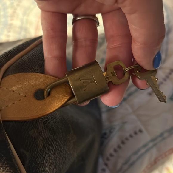 100% authentic Louis Vitton speedy in excellent condition with key lock. - Picture 2 of 4